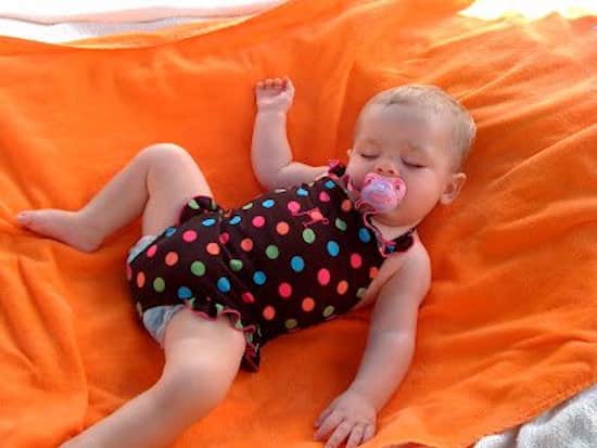 كيف تصنع سريرًا على الشاطئ حتى ينام طفلك جيدًا؟