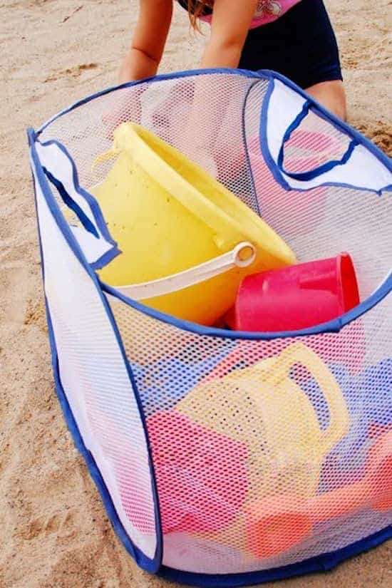 سلة الغسيل هي الحل الأمثل لتخزين الألعاب على الشاطئ.